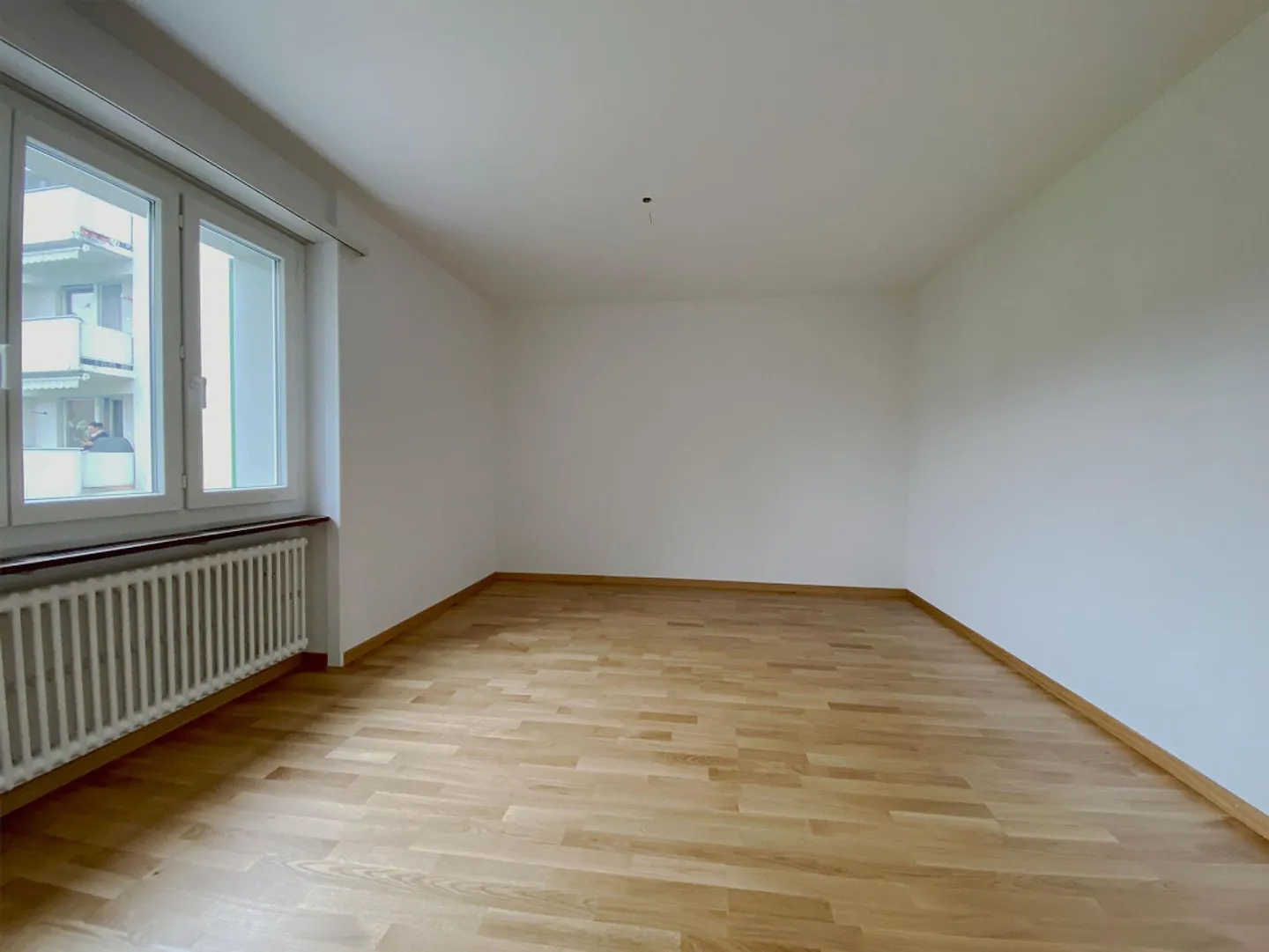 Cozy 4-Room Apartment in Central Location - Photo 3 of 8