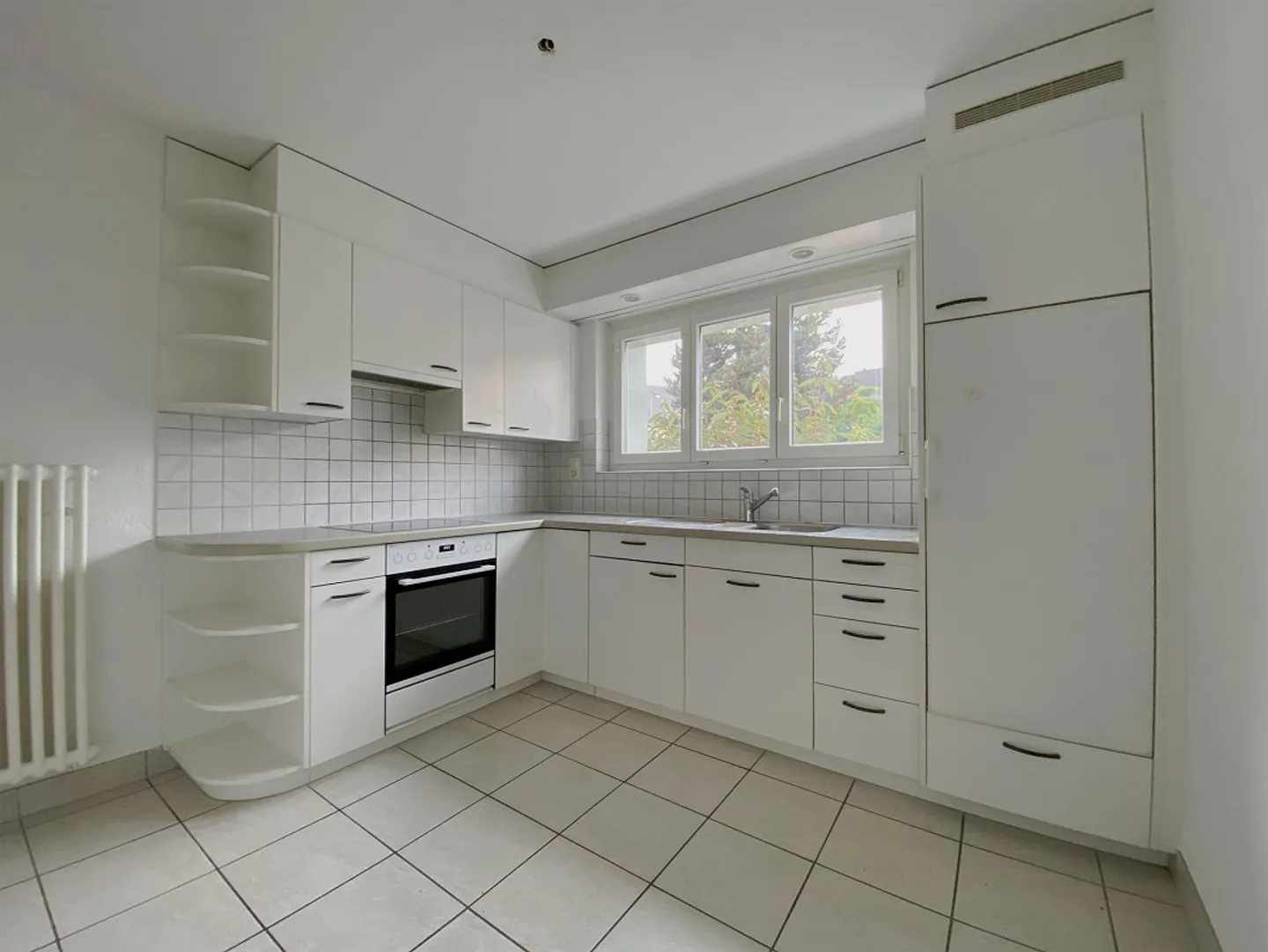 Cozy 4-Room Apartment in Central Location - Photo 6 of 8