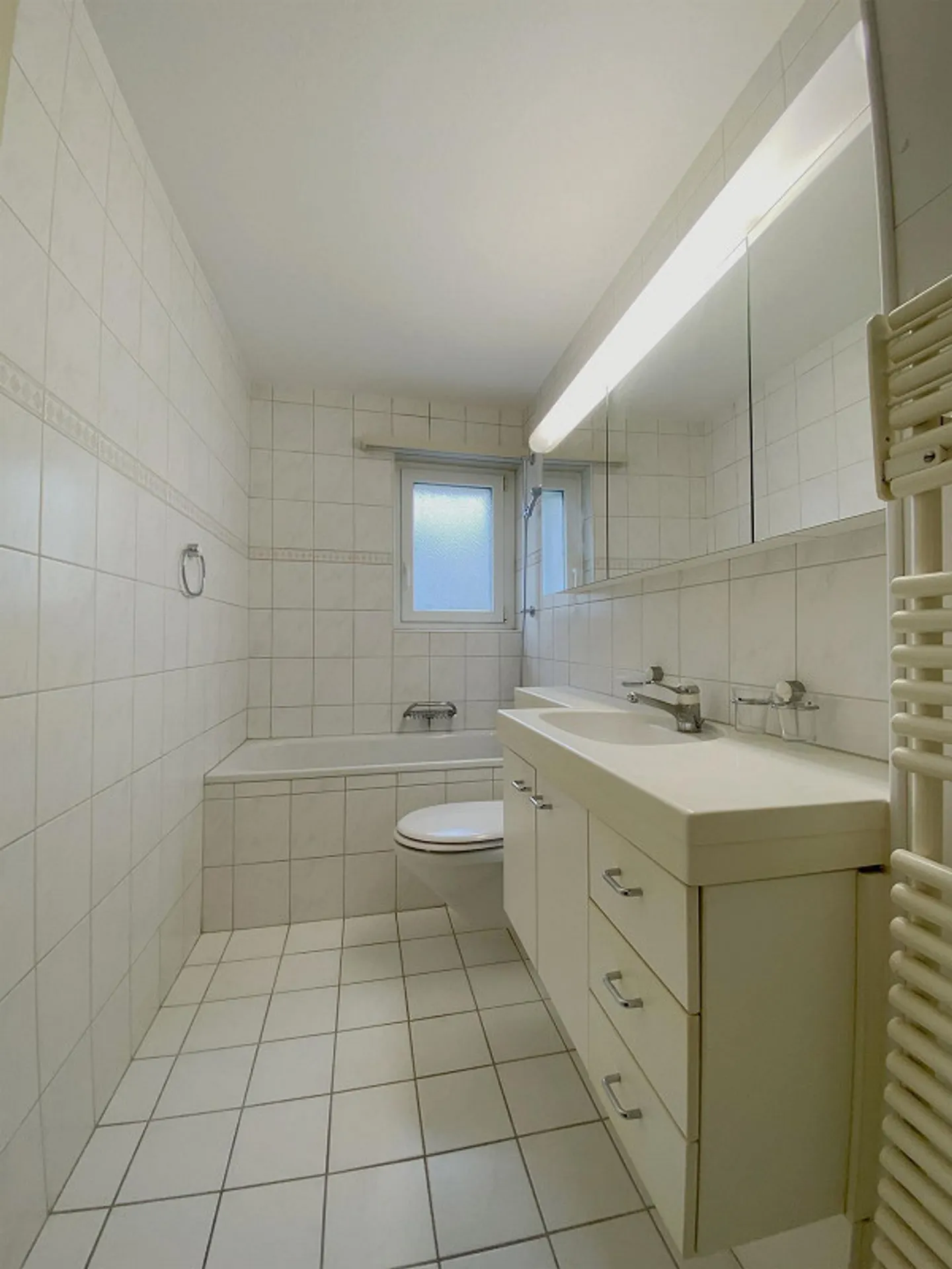 Cozy 4-Room Apartment in Central Location - Photo 7 of 8