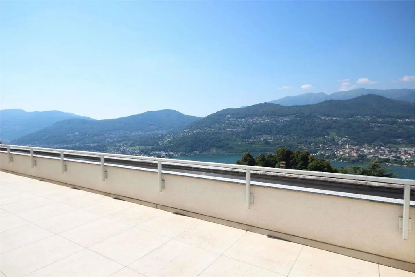 New representative penthouse of 5.5 rooms with pool and garden - Photo 1 of 13