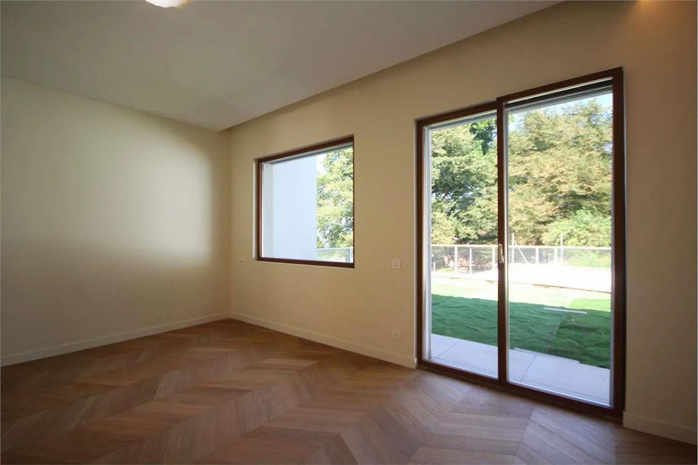 New representative penthouse of 5.5 rooms with pool and garden - Photo 5 of 13
