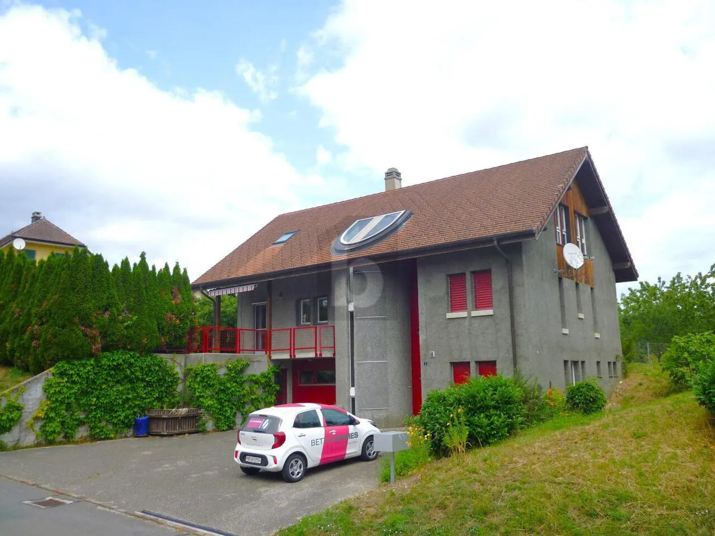 INDIVIDUAL HOUSE WITH INDEPENDENT STUDIO! - Photo 2 of 6