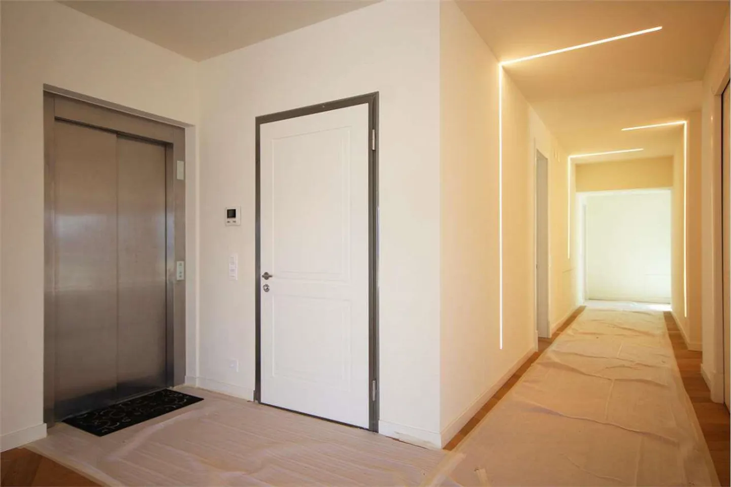 New representative penthouse of 5.5 rooms with pool and garden - Photo 12 of 13