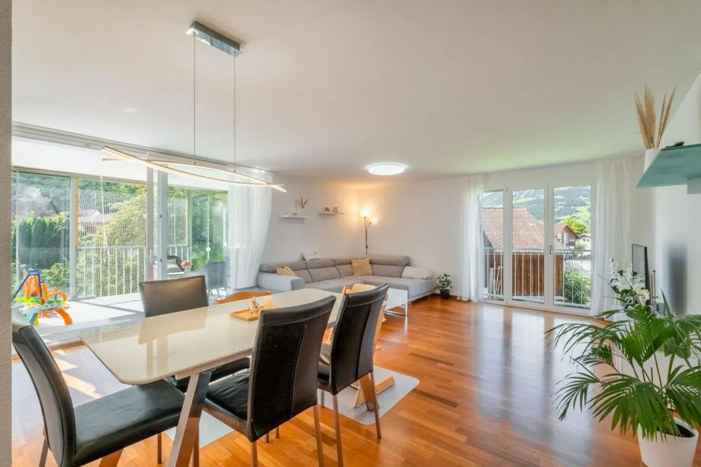 Appartement familial de 4,5 pièces avec jardin d'hiver - situé au calme, près du centre - Photo 2 sur 15