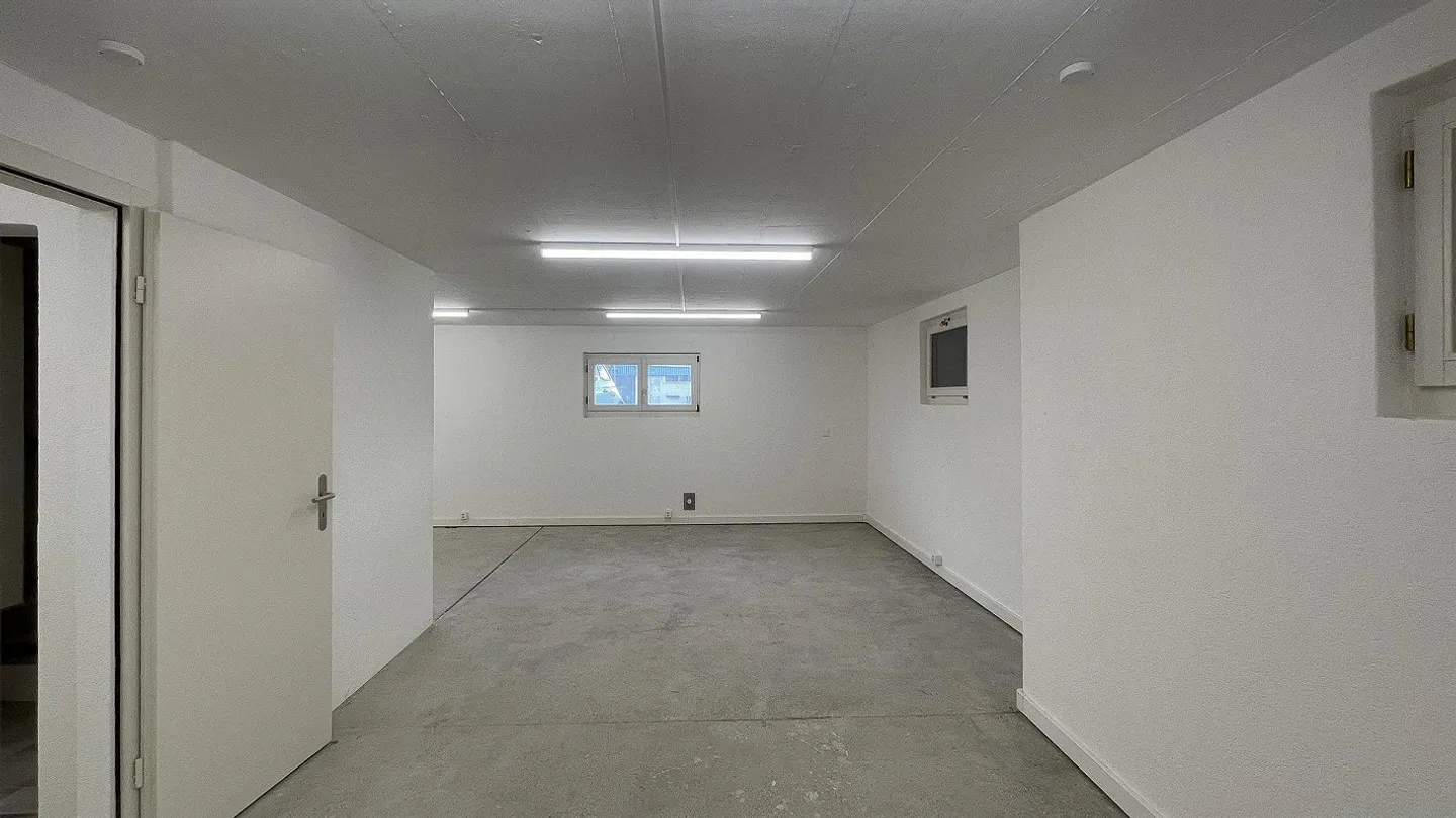 Espace polyvalent utilisable (Commercial/Atelier/Stockage/Bureau) d'environ 100 m² - Photo 4 sur 10