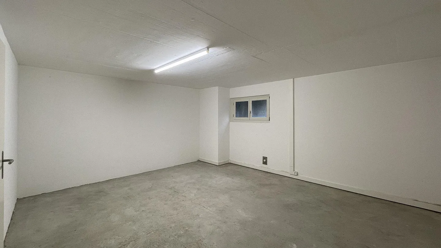 Espace polyvalent utilisable (Commercial/Atelier/Stockage/Bureau) d'environ 100 m² - Photo 5 sur 10