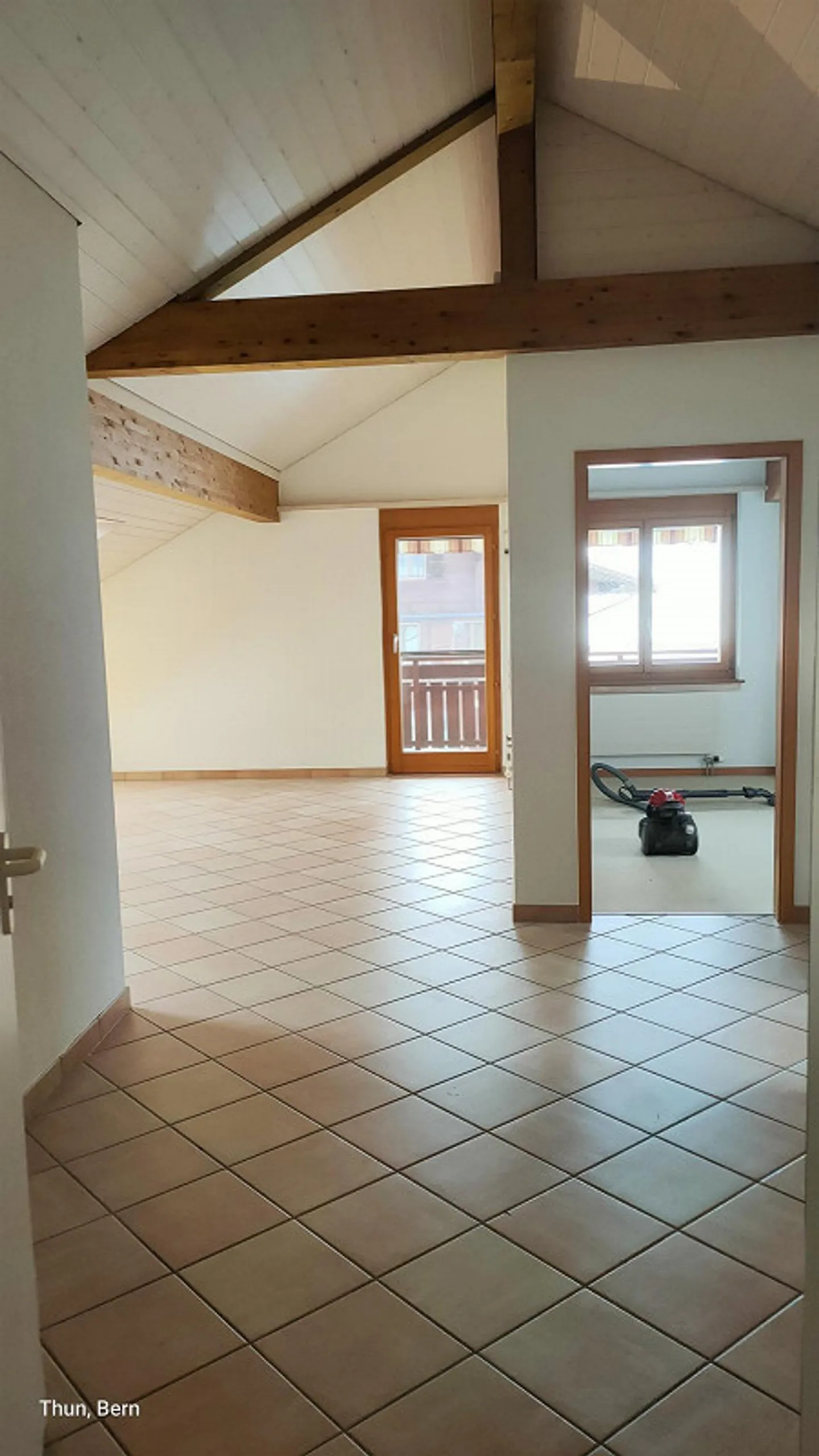 Charmante 2.5-Zimmer-Dachwohnung mit herrlicher Aussicht - Foto 2 von 10