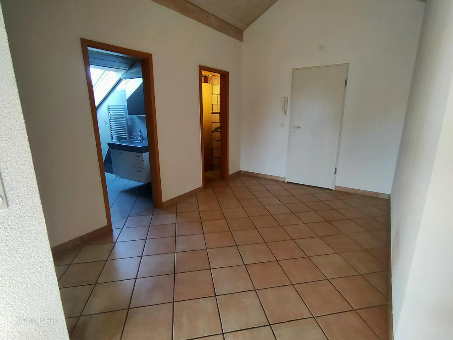 Charmante 2.5-Zimmer-Dachwohnung mit herrlicher Aussicht - Foto 3 von 10