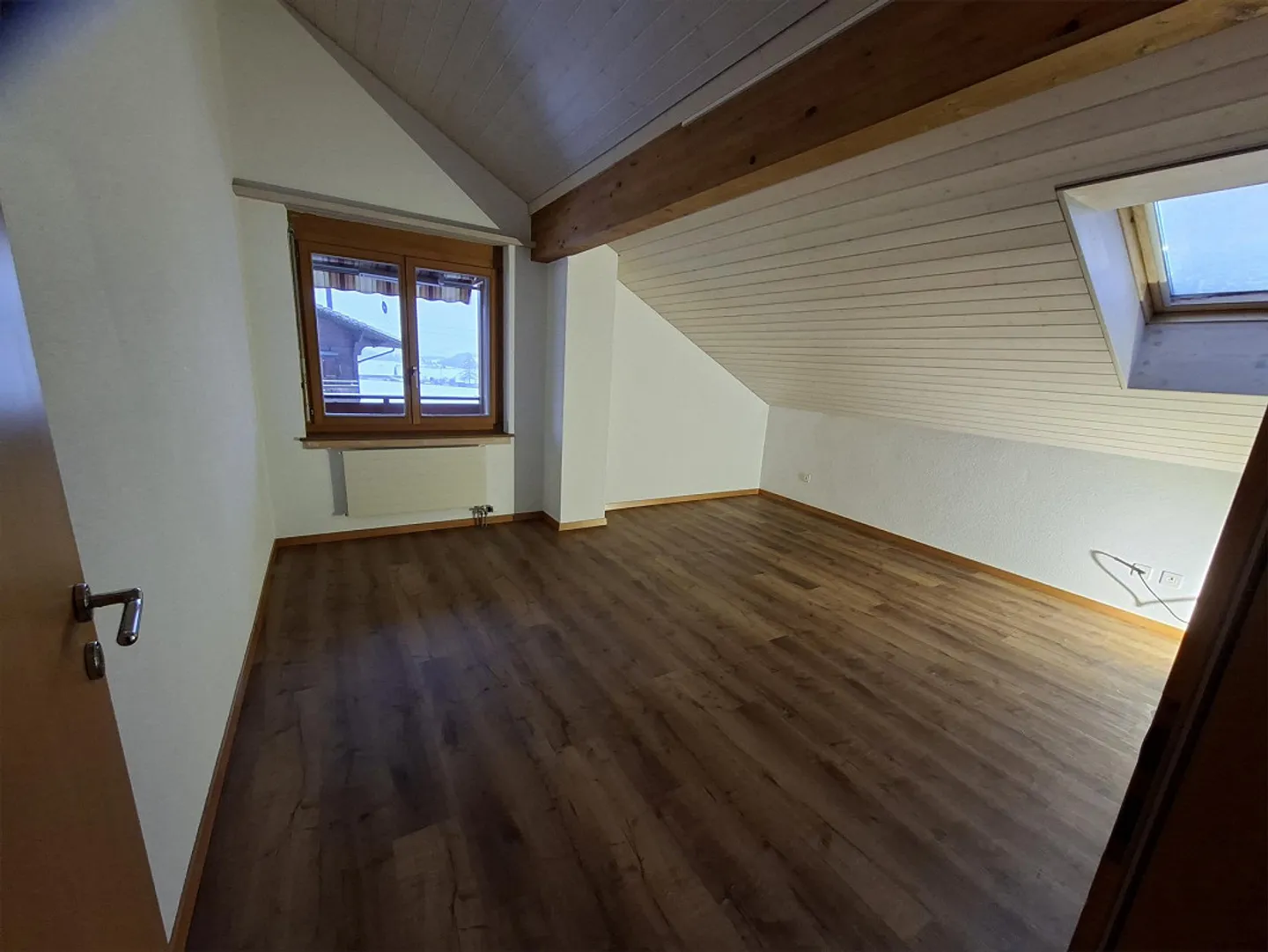 Charmante 2.5-Zimmer-Dachwohnung mit herrlicher Aussicht - Foto 5 von 10