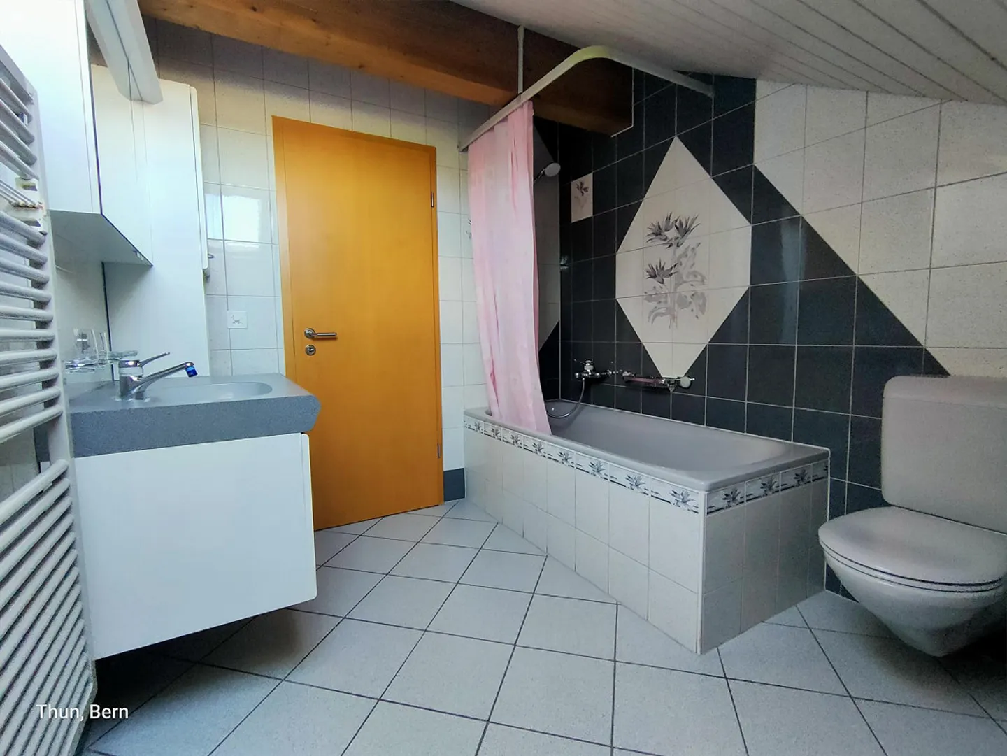 Charmante 2.5-Zimmer-Dachwohnung mit herrlicher Aussicht - Foto 6 von 10