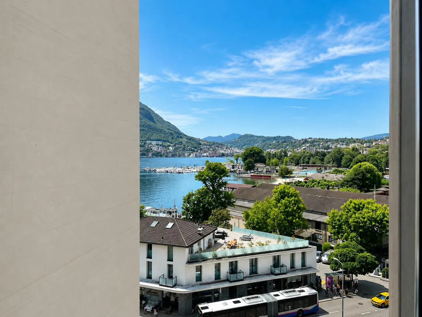 Appartamento luminoso con vista lago - Foto 1 di 7