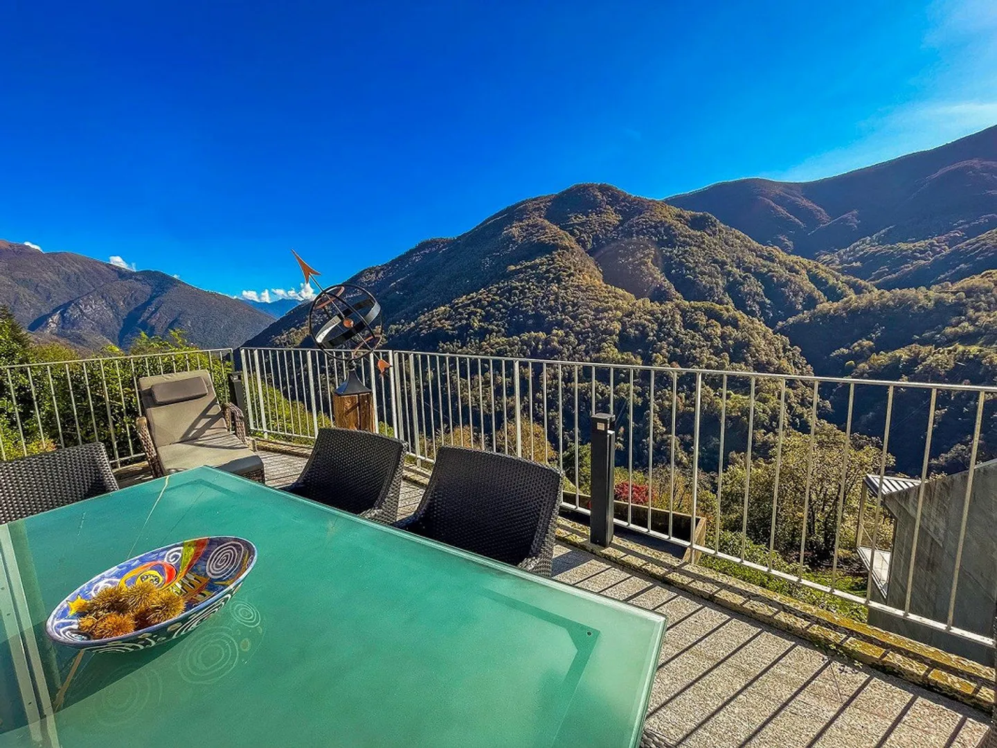 Casa unifamiliare con appartamento mansardato separato - Foto 3 di 13