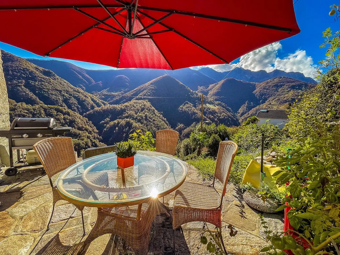 Casa unifamiliare con appartamento mansardato separato - Foto 1 di 13