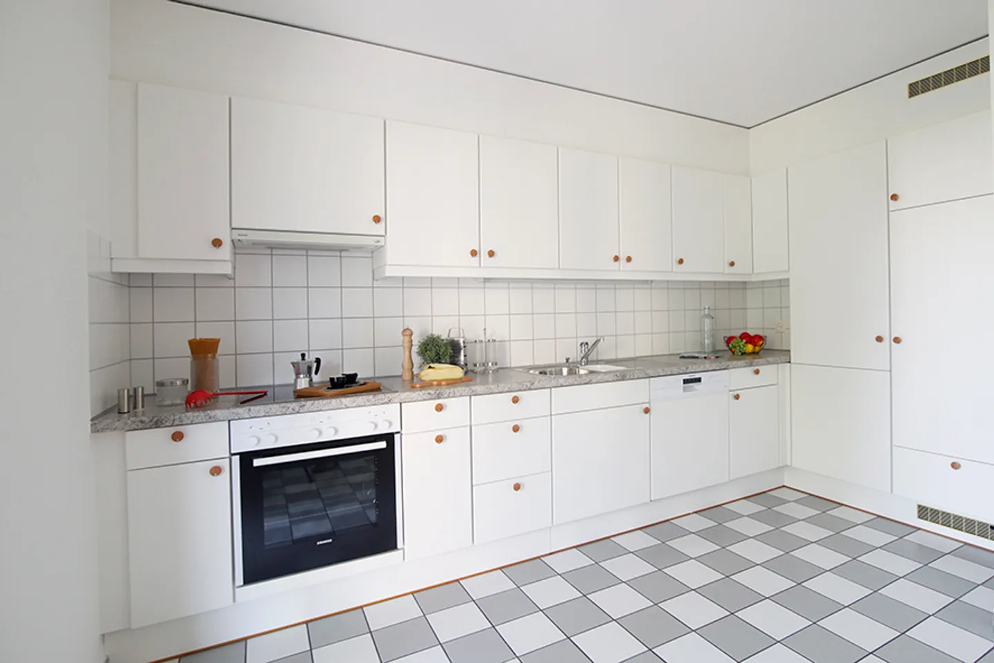 Modern Apartment with Courtyard - Photo 3 of 7