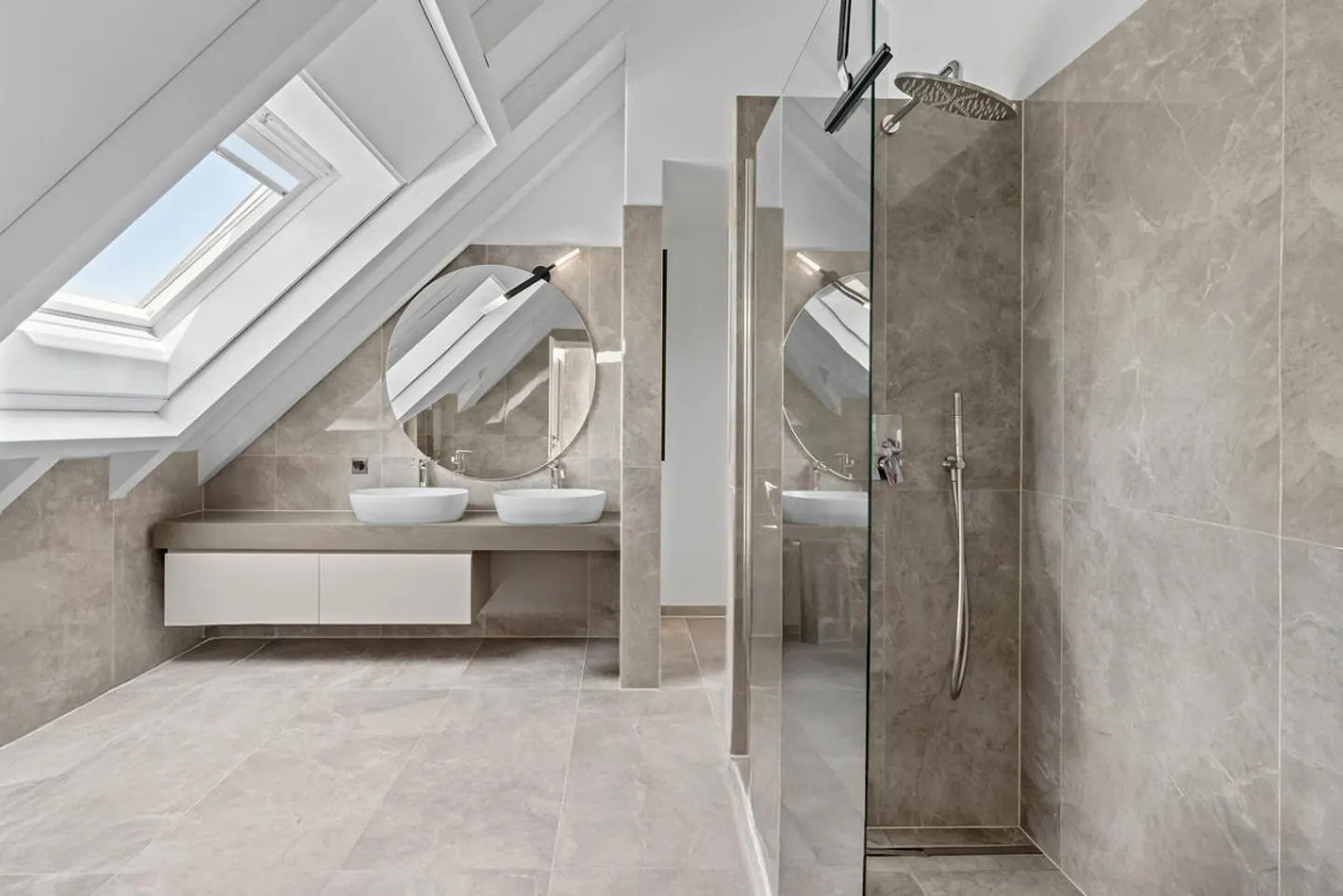 Where Space Meets Sophistication - Photo 2 of 5