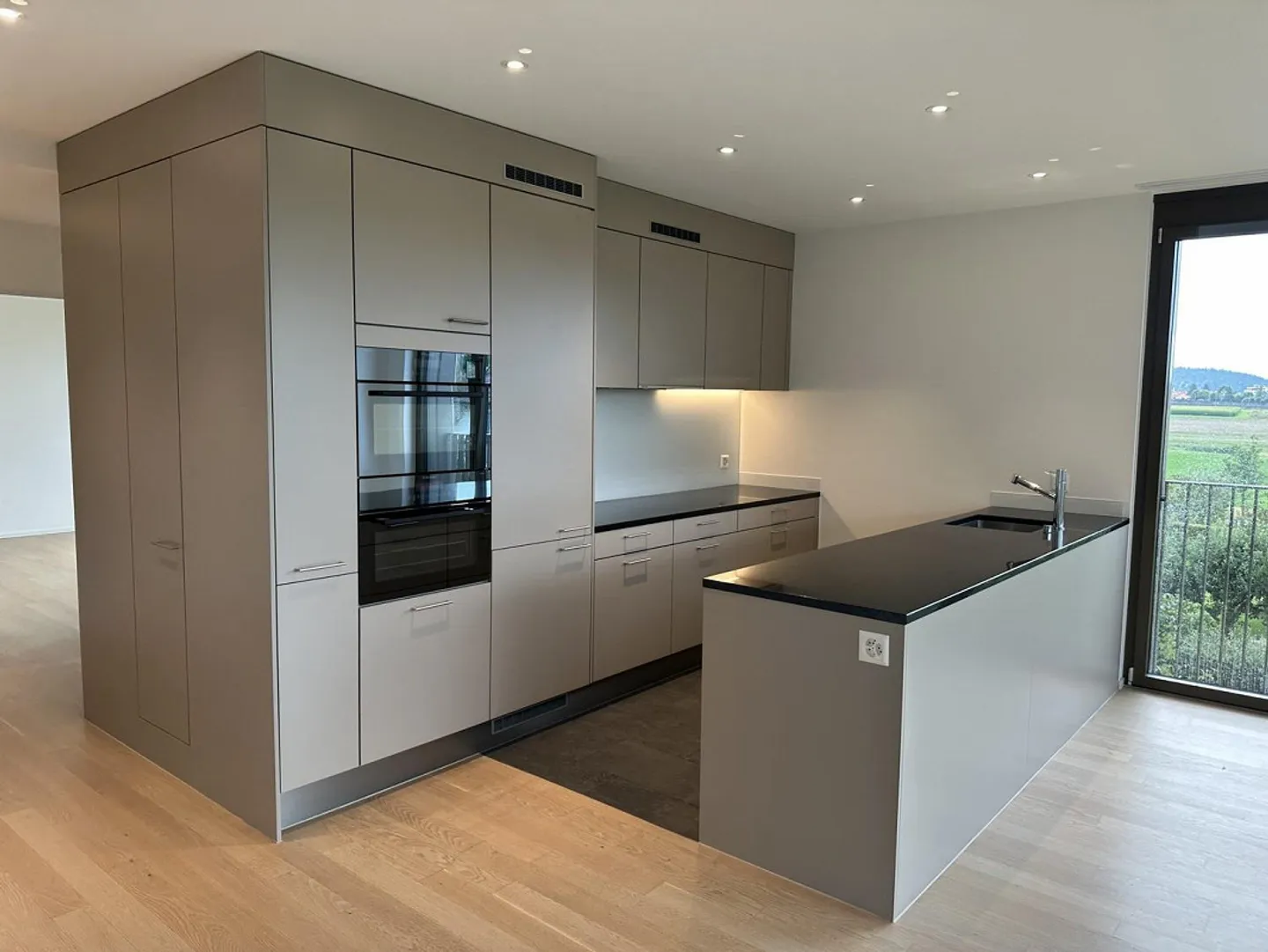 Modern 4.5-room apartment on the 2nd floor in a quiet neighborhood - Photo 2 of 10