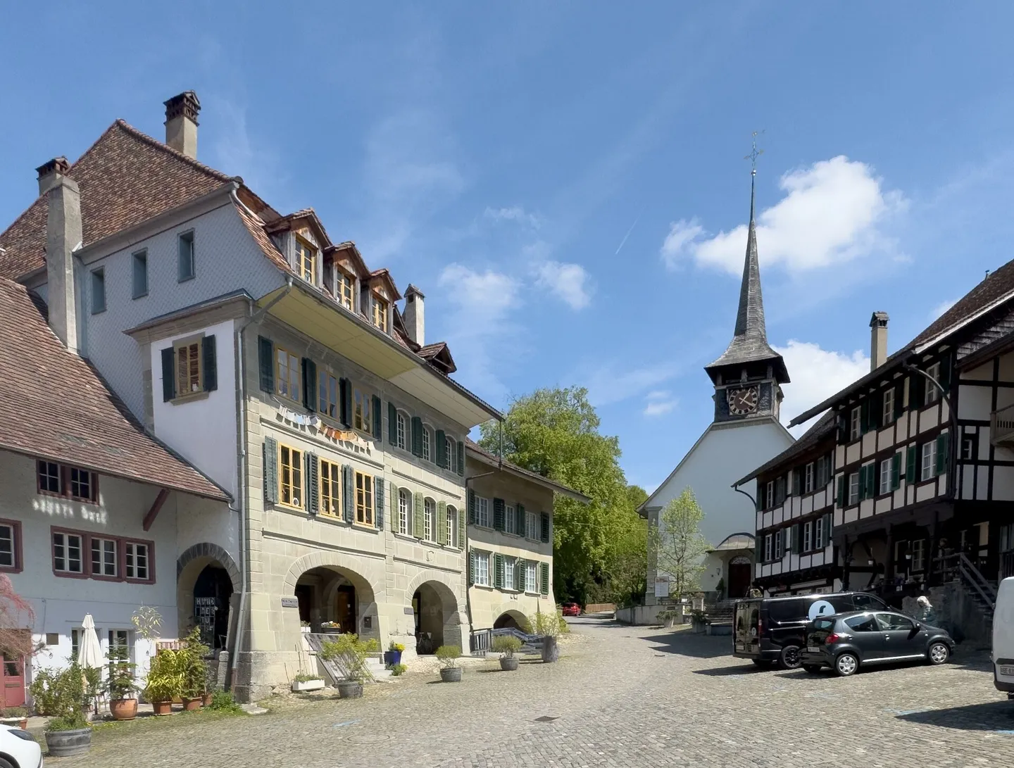 Maison de ville historique de 10 pièces avec tour de guet privée et jardin enchanteur dans le Stedtli historique de Laupen - Photo 1 sur 32