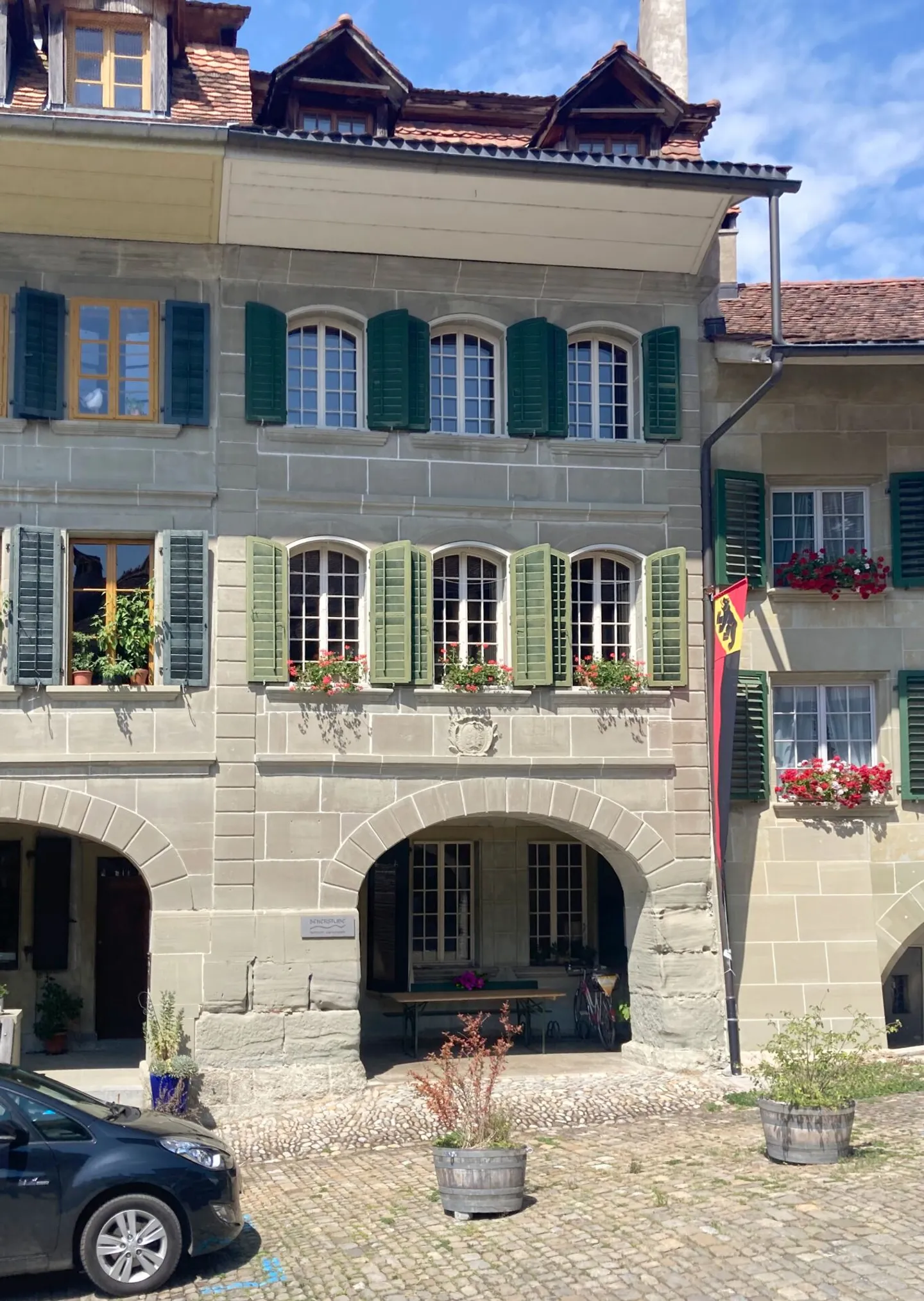 Maison de ville historique de 10 pièces avec tour de guet privée et jardin enchanteur dans le Stedtli historique de Laupen - Photo 2 sur 32