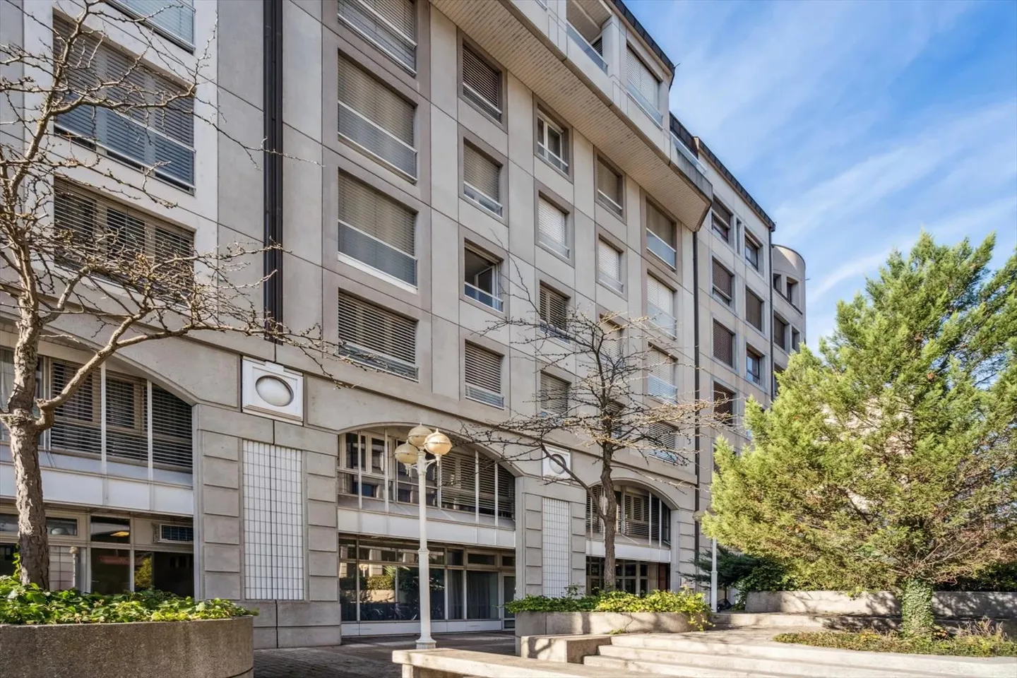 Les bureaux ont été entièrement rénovés et disposent de 2 terrasses dans les combles - Photo 1 sur 13