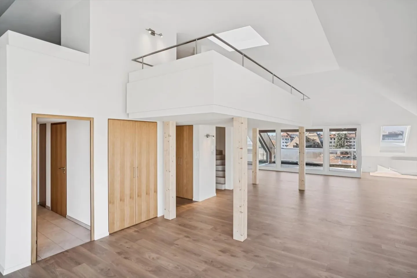 Les bureaux ont été entièrement rénovés et disposent de 2 terrasses dans les combles - Photo 3 sur 13