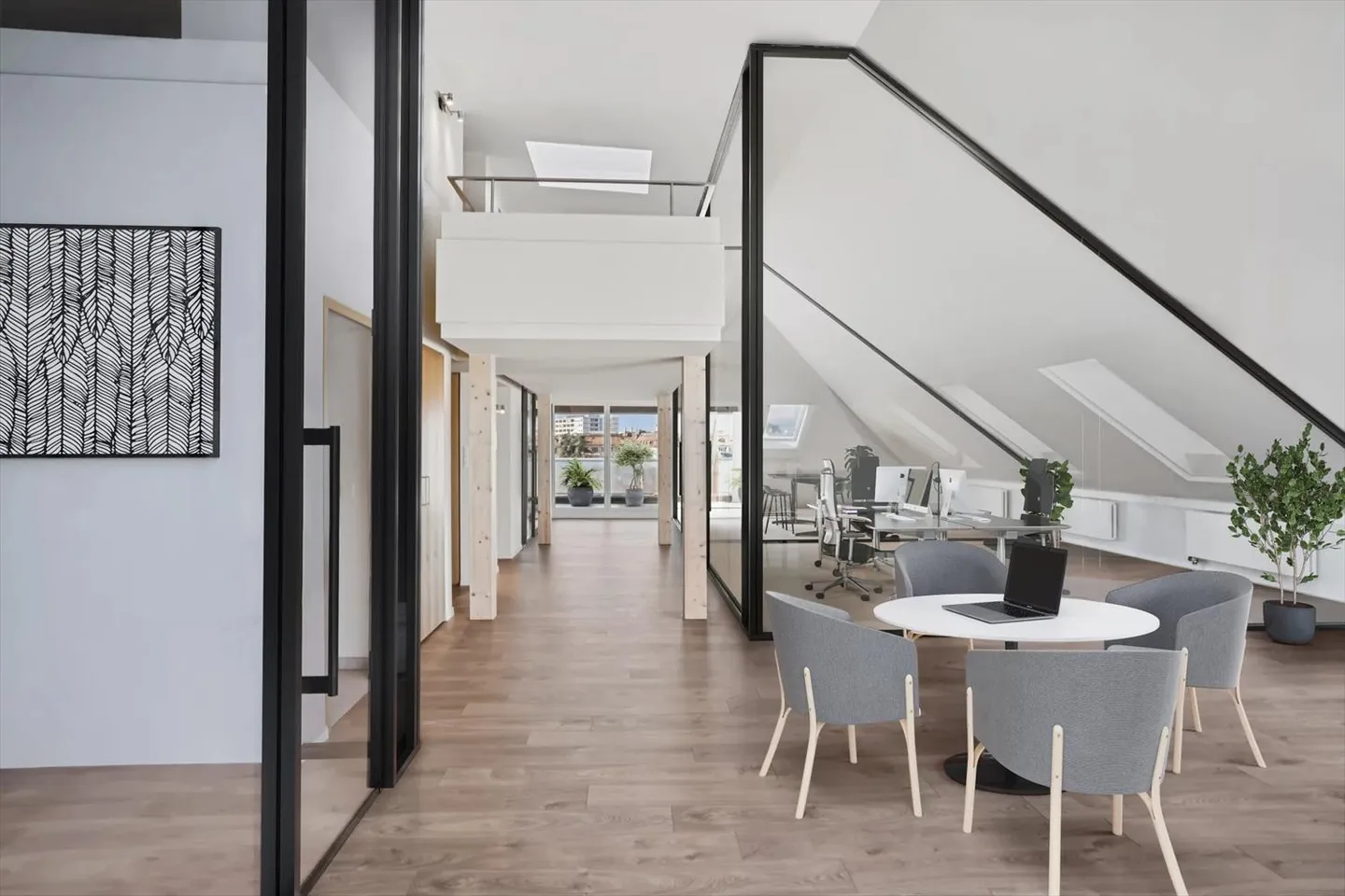 Les bureaux ont été entièrement rénovés et disposent de 2 terrasses dans les combles - Photo 5 sur 13