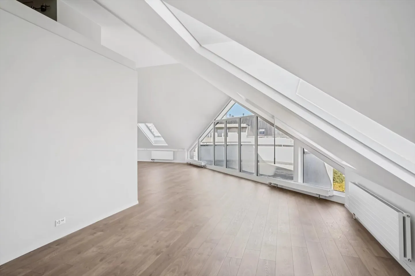 Les bureaux ont été entièrement rénovés et disposent de 2 terrasses dans les combles - Photo 6 sur 13