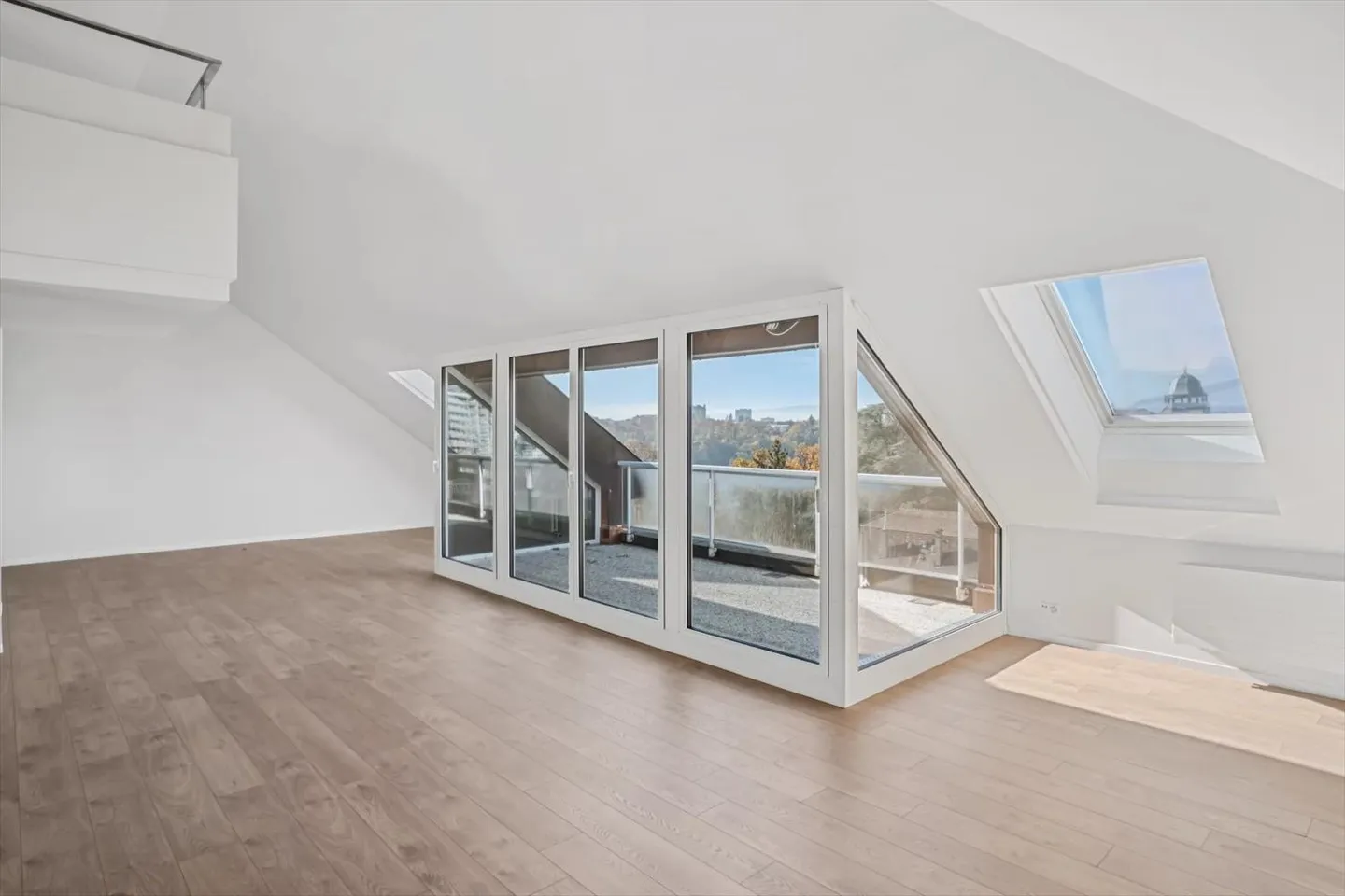 Les bureaux ont été entièrement rénovés et disposent de 2 terrasses dans les combles - Photo 8 sur 13