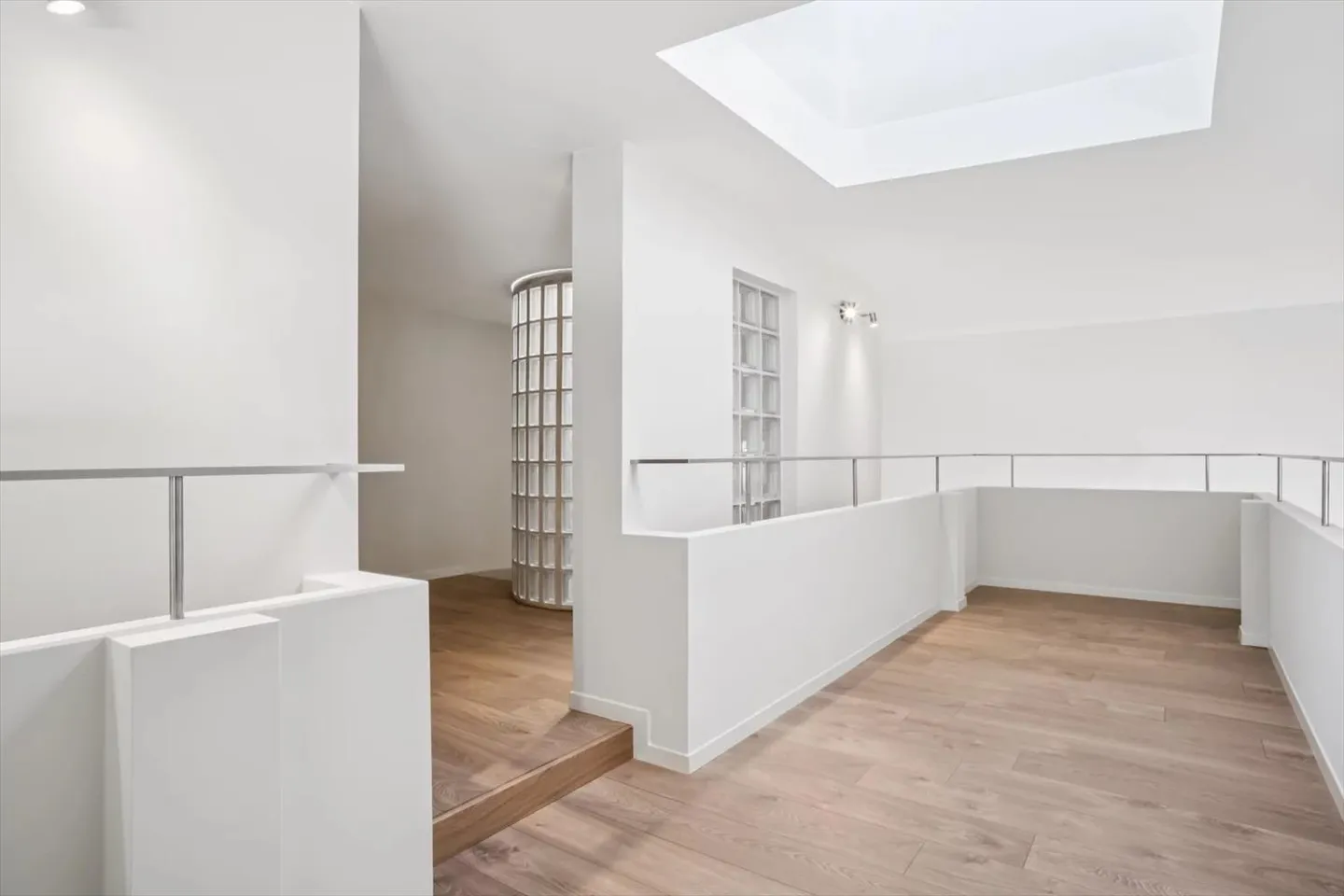 Les bureaux ont été entièrement rénovés et disposent de 2 terrasses dans les combles - Photo 10 sur 13