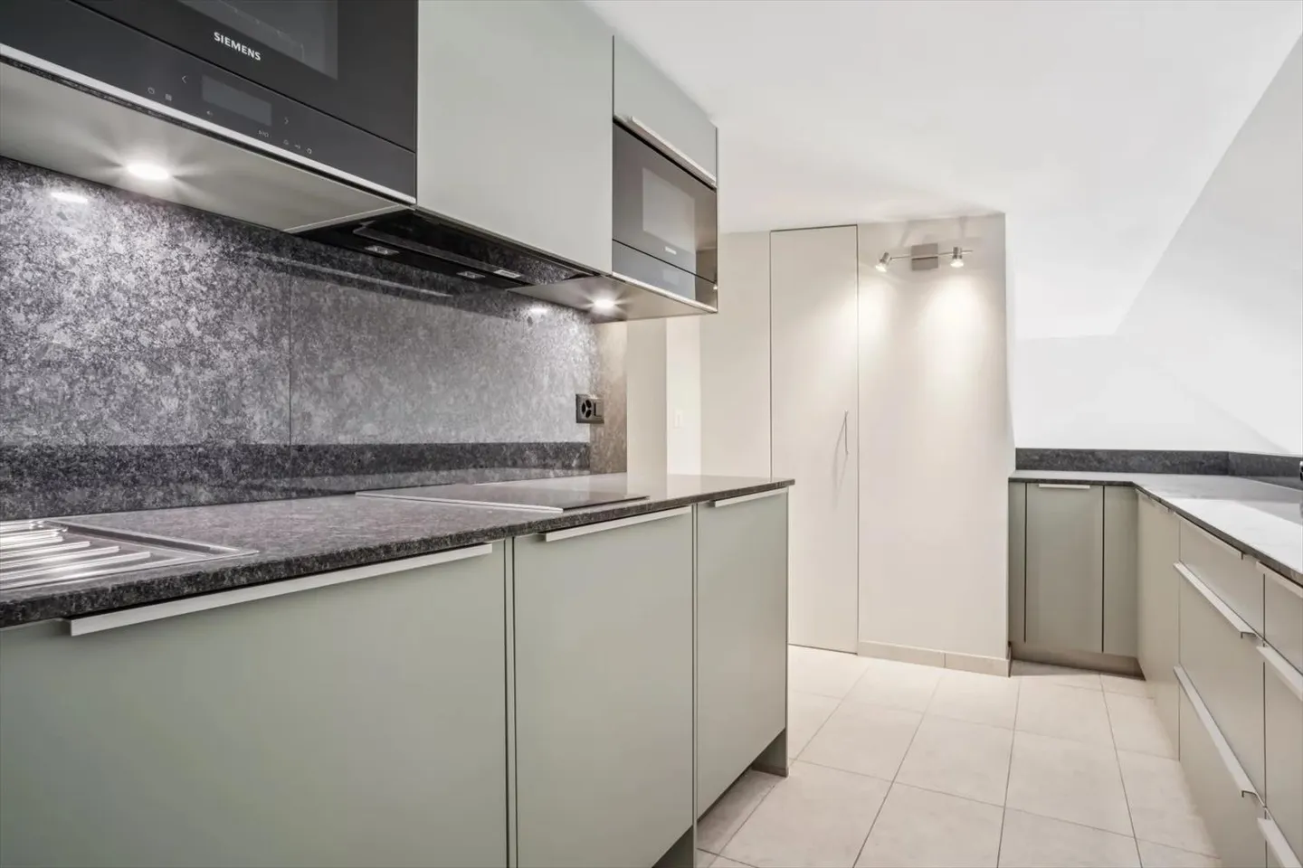 Les bureaux ont été entièrement rénovés et disposent de 2 terrasses dans les combles - Photo 11 sur 13