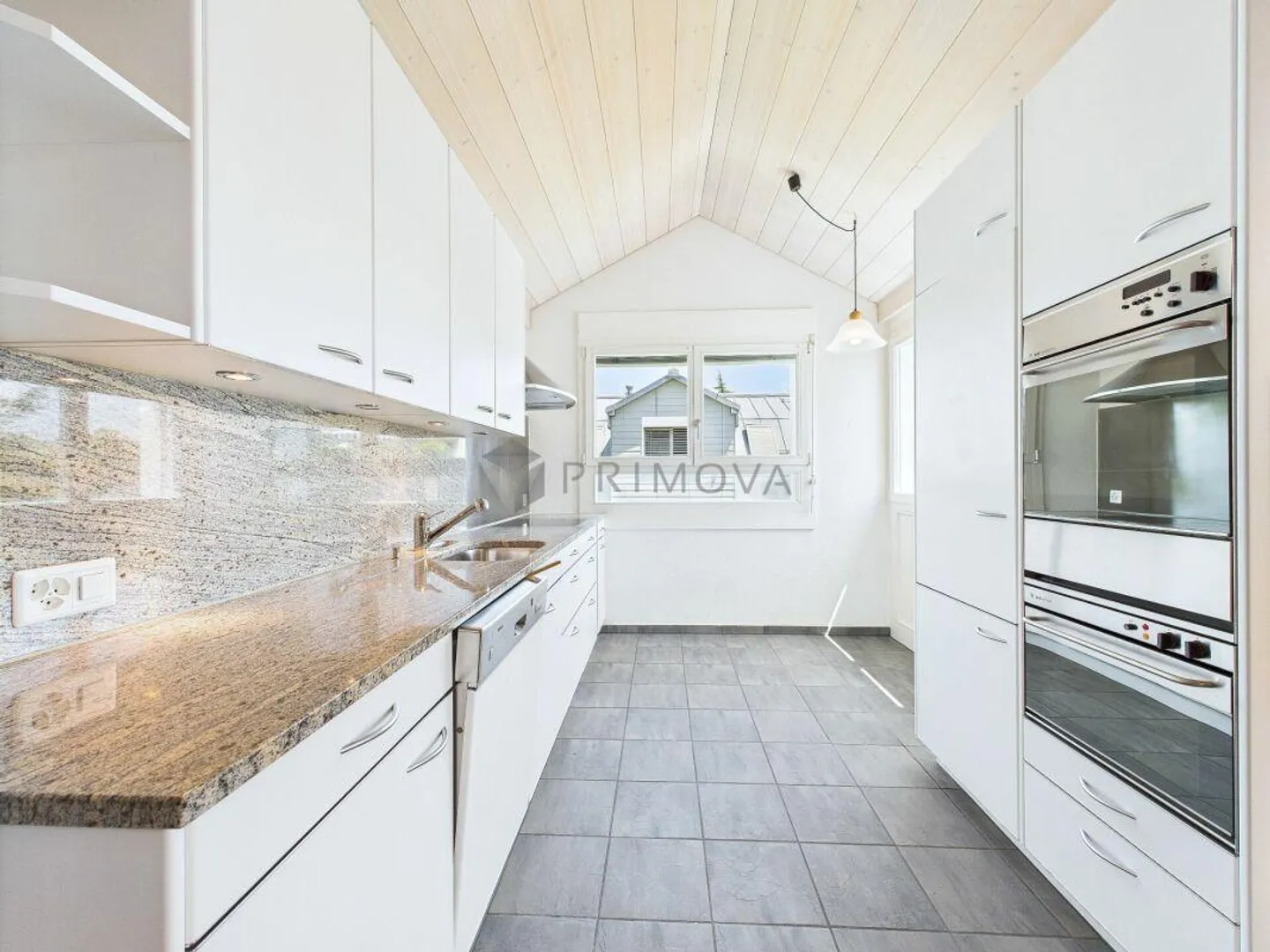 Attic with unobstructed view seeks owner with courage for new things! - Photo 4 of 11