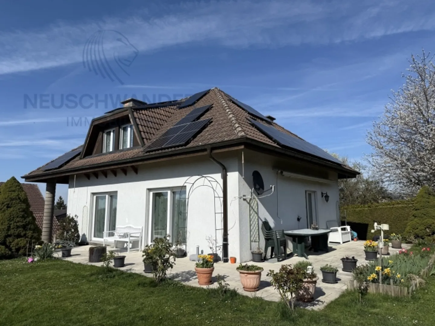 Spacious in the heart of a quiet neighborhood with an idyllic view - Photo 1 of 20