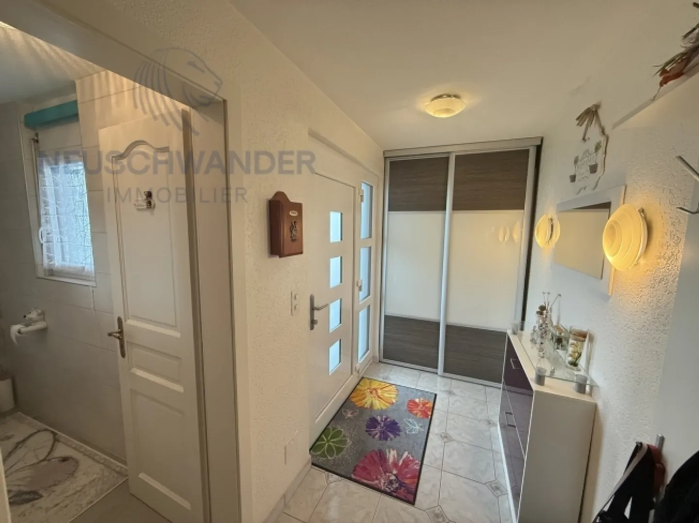 Spacious in the heart of a quiet neighborhood with an idyllic view - Photo 2 of 20