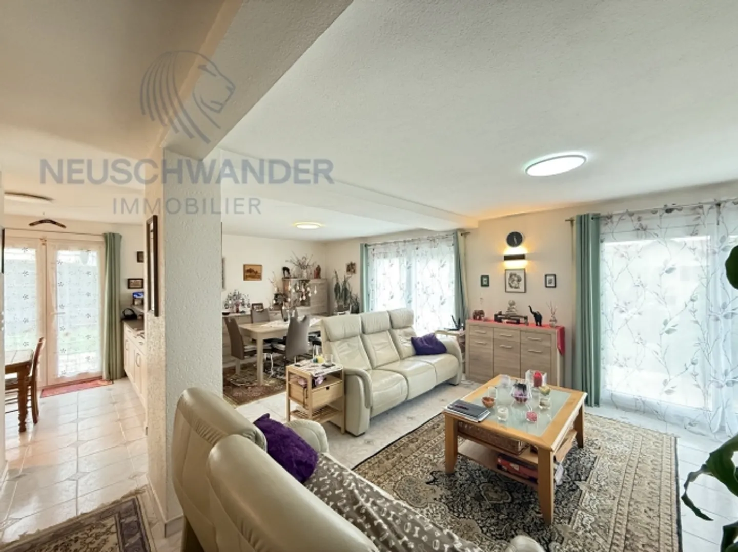 Spacious in the heart of a quiet neighborhood with an idyllic view - Photo 3 of 20