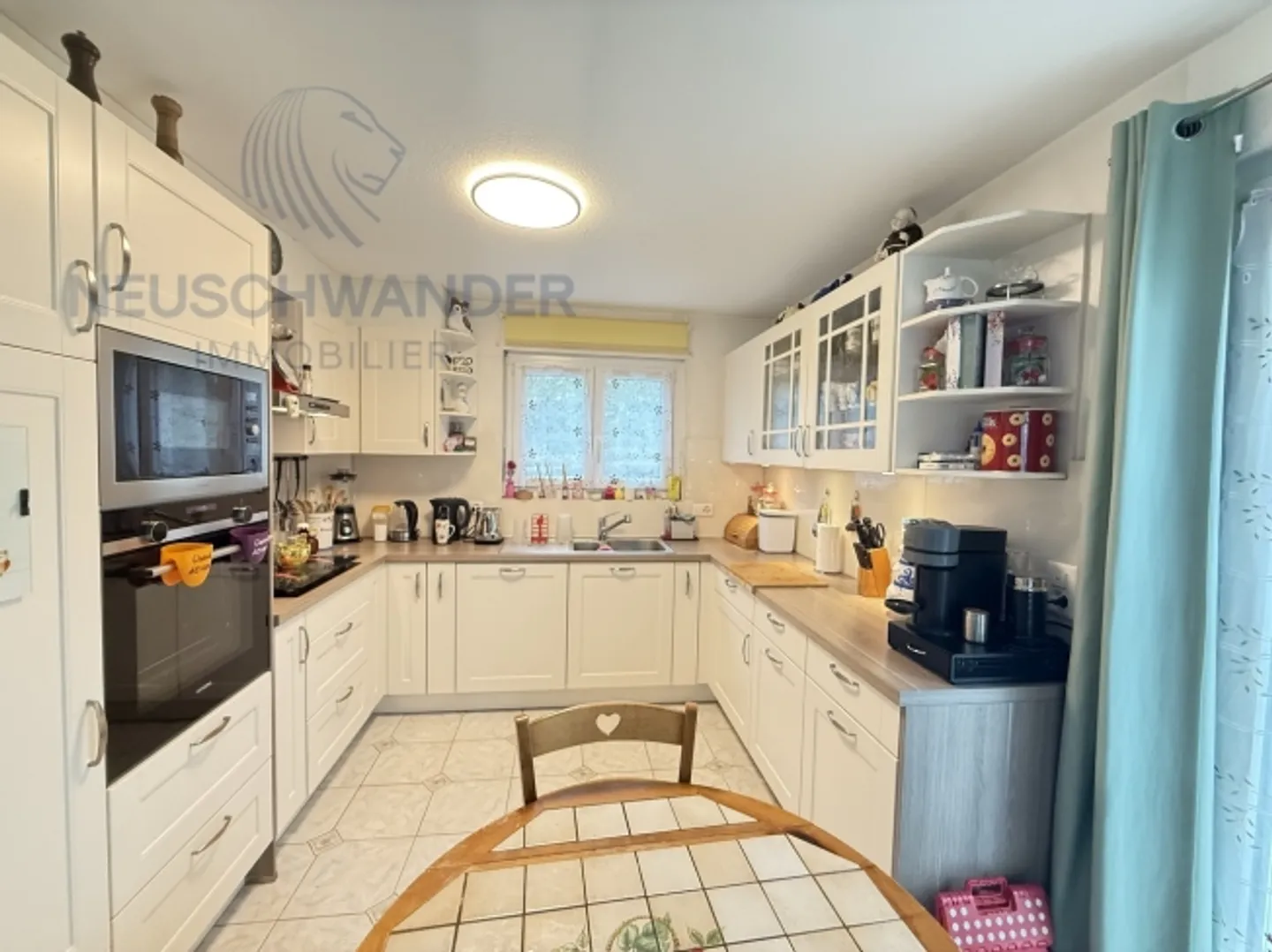 Spacious in the heart of a quiet neighborhood with an idyllic view - Photo 6 of 20