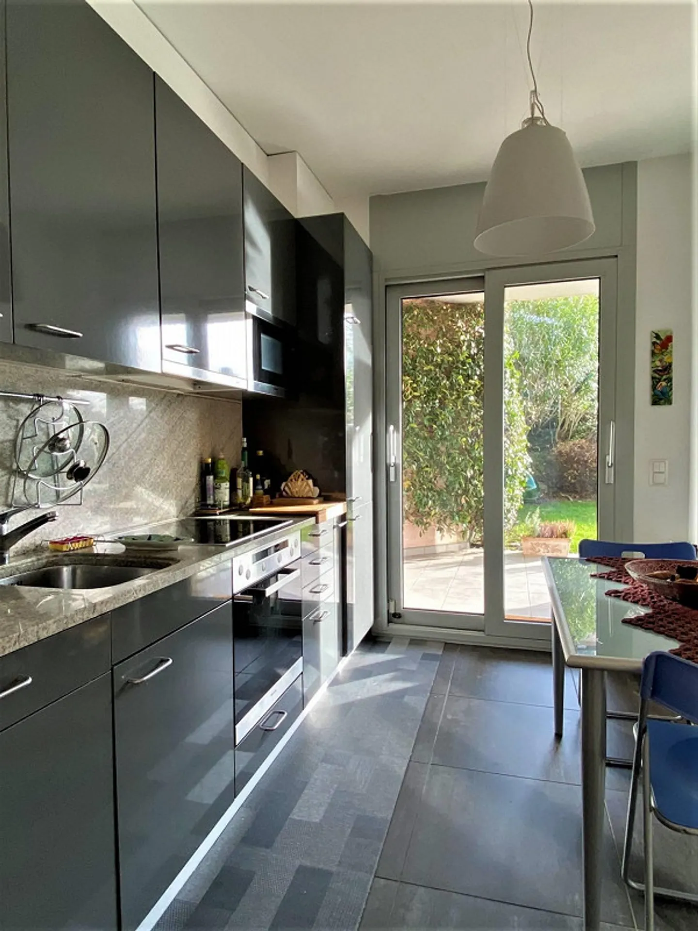 Three-room apartment with garden in a panoramic position. - Photo 4 of 13