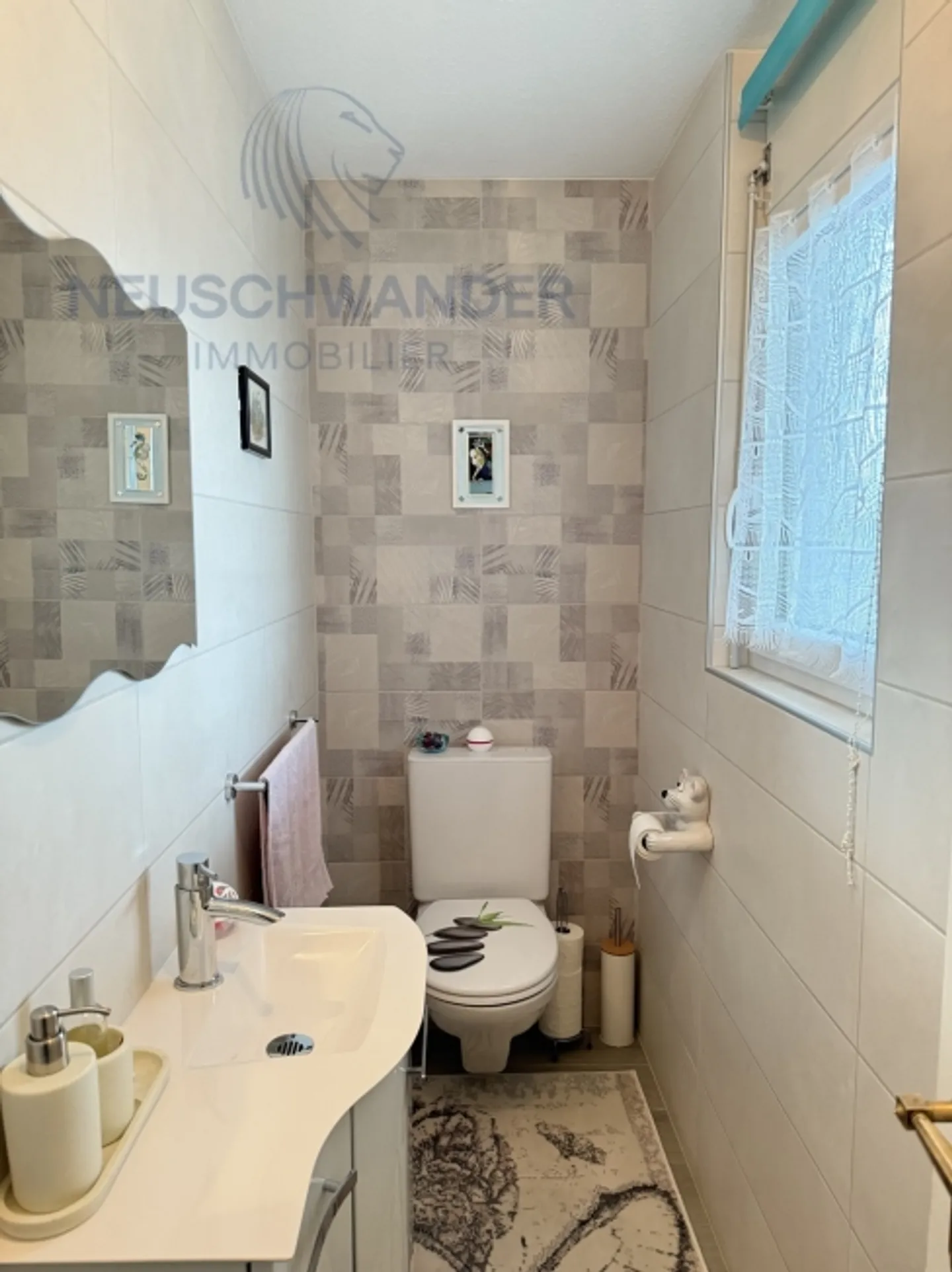 Spacious in the heart of a quiet neighborhood with an idyllic view - Photo 8 of 20