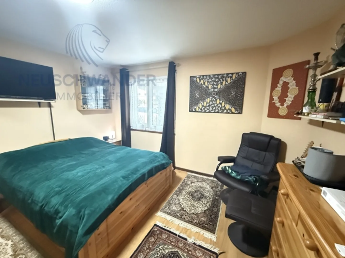 Spacious in the heart of a quiet neighborhood with an idyllic view - Photo 9 of 20