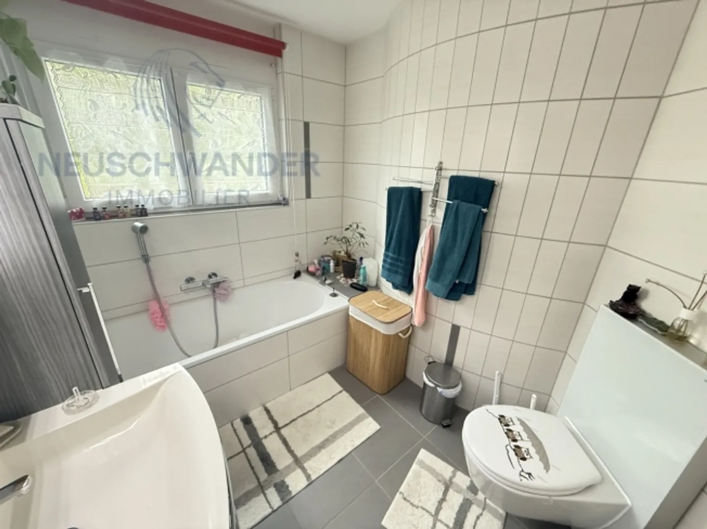 Spacious in the heart of a quiet neighborhood with an idyllic view - Photo 12 of 20