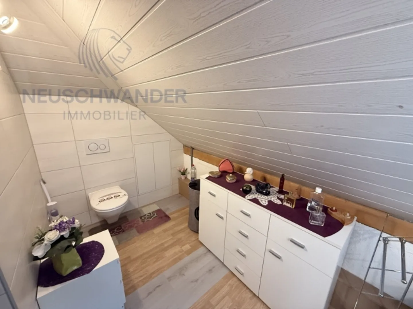 Spacious in the heart of a quiet neighborhood with an idyllic view - Photo 16 of 20