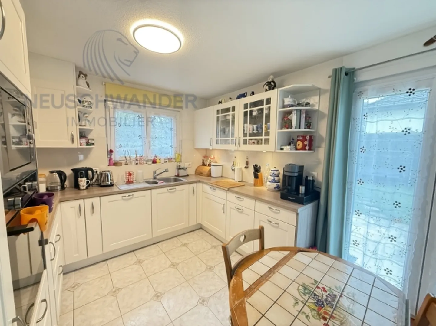 Spacious in the heart of a quiet neighborhood with an idyllic view - Photo 5 of 20