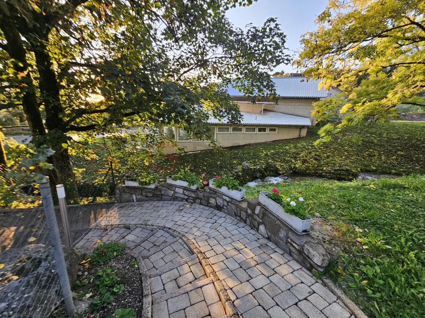 Prächtige Einzelvilla mit einem großen Garten - Foto 1 von 8
