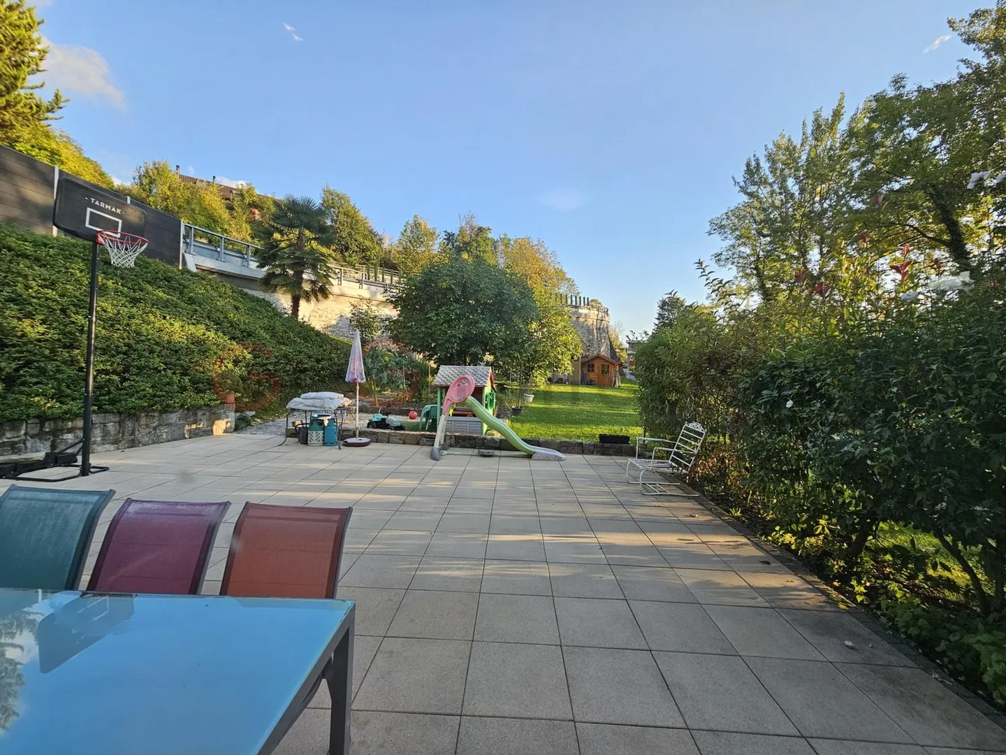 Prächtige Einzelvilla mit einem großen Garten - Foto 2 von 8