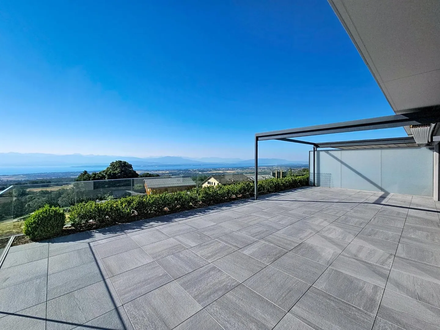 Attic with panoramic view of the lake and the Alps - Photo 4 of 10