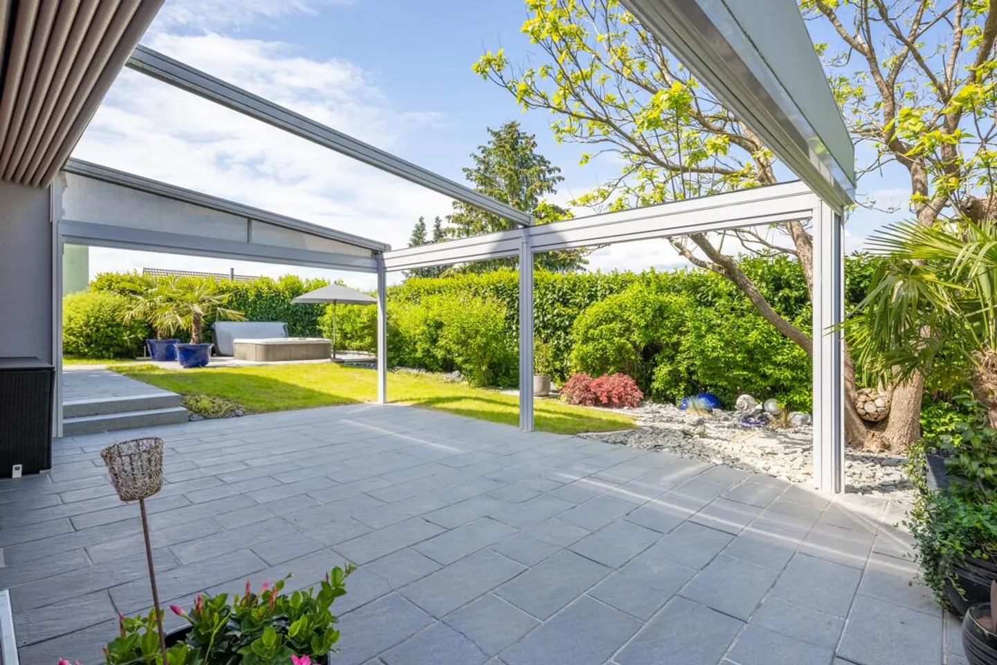 Casa unifamiliare con oasi di giardino e grande garage a Hochfelden - Foto 1 di 6