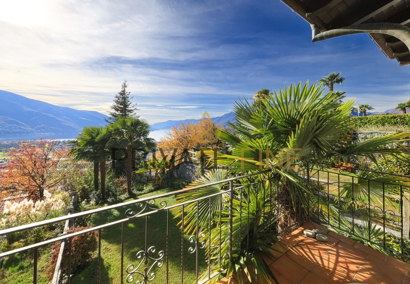 Casa a schiera con magnifica vista sul lago, giardino e seconda casa - Foto 1 di 16