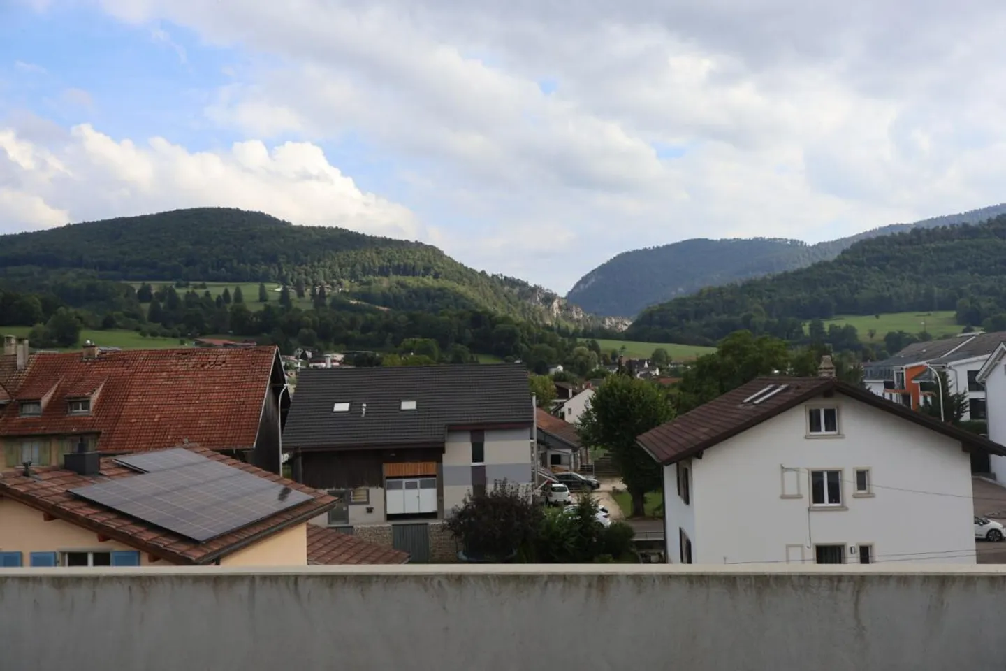 Dachgeschoss - Wohnung (5,5 Zimmer) in ruhiger Lage im Herzen des Dorfes - Courrendlin - Foto 2 von 10