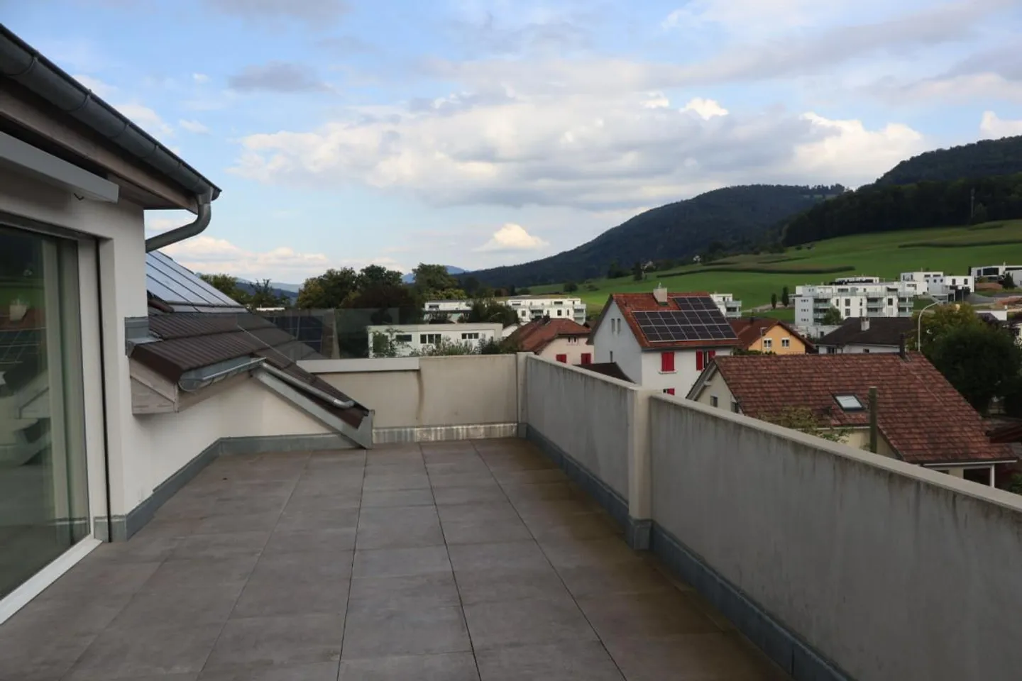 Dachgeschoss - Wohnung (5,5 Zimmer) in ruhiger Lage im Herzen des Dorfes - Courrendlin - Foto 3 von 10