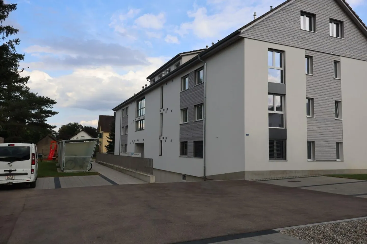 Dachgeschoss - Wohnung (5,5 Zimmer) in ruhiger Lage im Herzen des Dorfes - Courrendlin - Foto 4 von 10