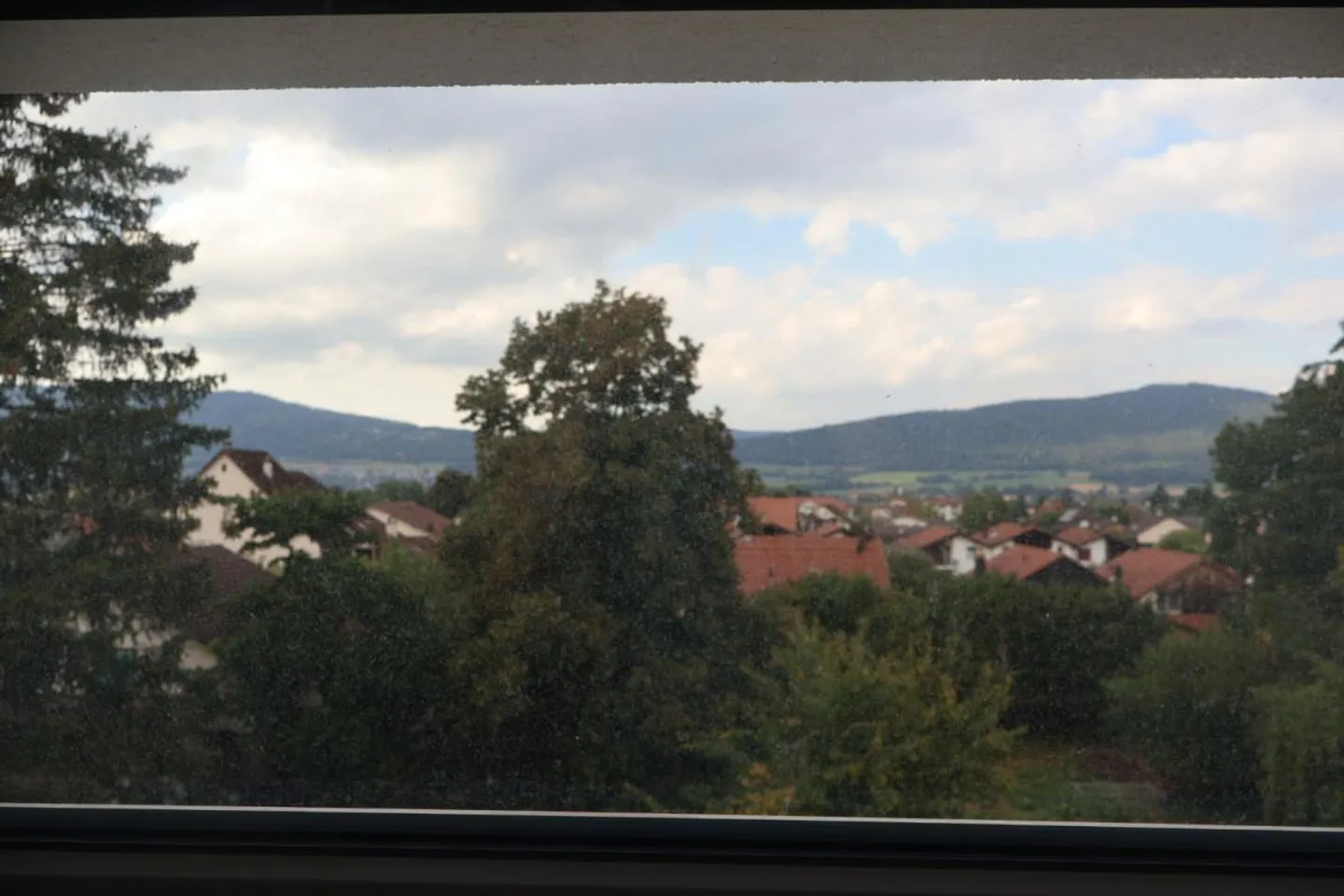 Dachgeschoss - Wohnung (5,5 Zimmer) in ruhiger Lage im Herzen des Dorfes - Courrendlin - Foto 6 von 10