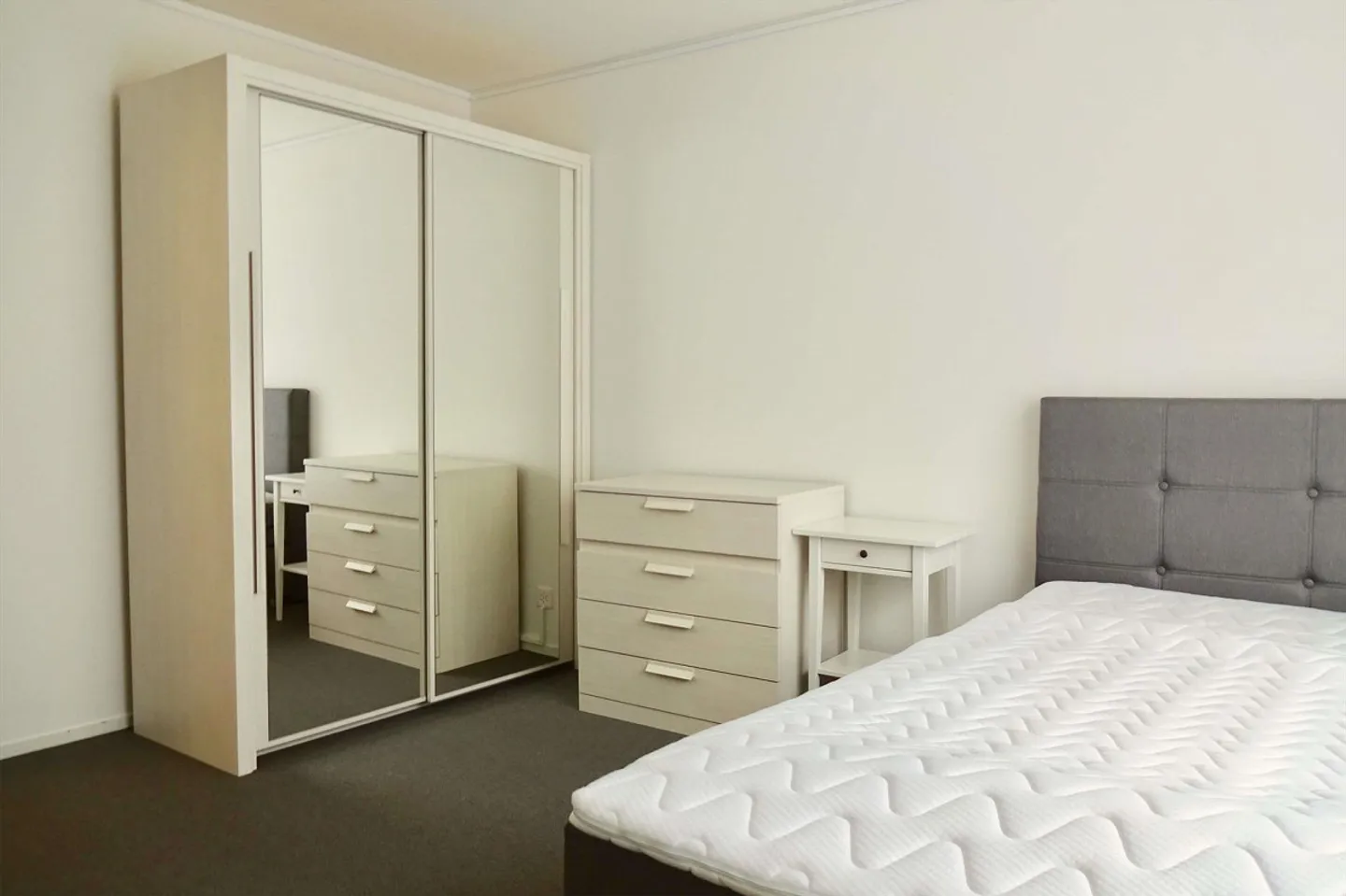 Chambre meublée dans un appartement modernisé dans un emplacement de choix - Photo 2 sur 10